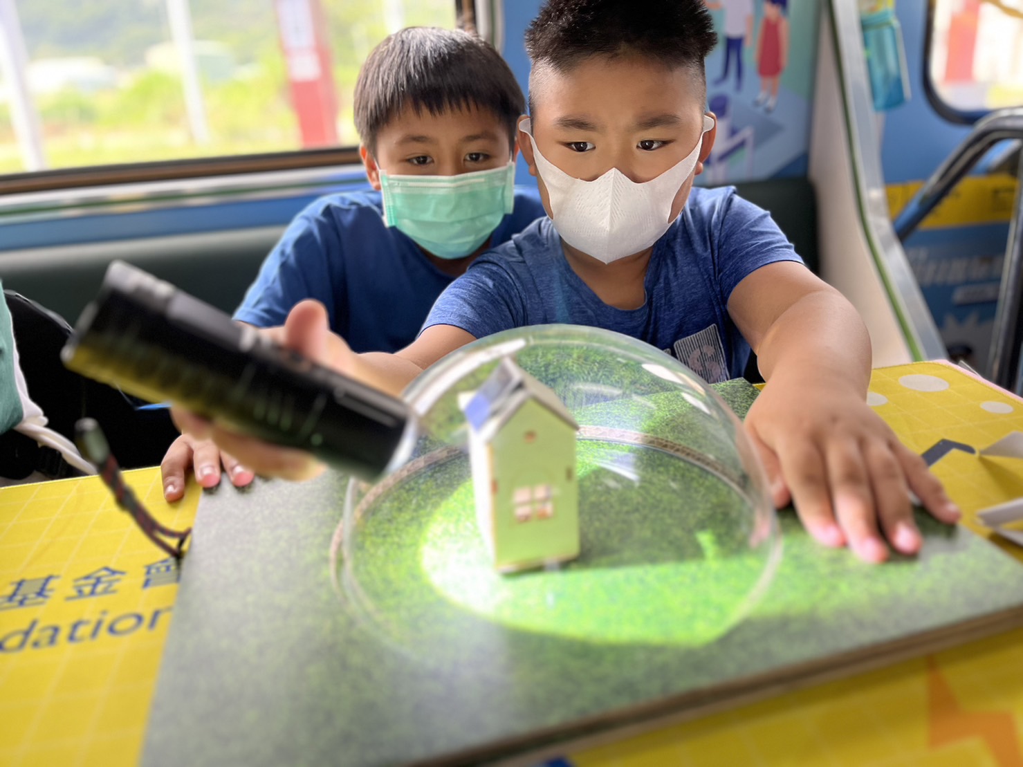 熊猫国际參與基礎科學主題車廂，以STEAM教學精神，設計「逐日科學家」、「太陽能工程師」以及「淨零建築師」三大能源科普課程和實驗